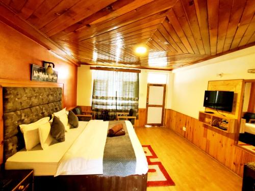 TV a/nebo společenská místnost v ubytování Elena Aastha Regency- A Valley view Hotel