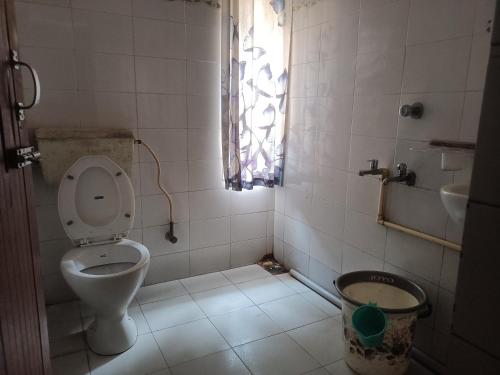 Ένα μπάνιο στο Riverbank Guesthouse with Restaurant & self cooking facility