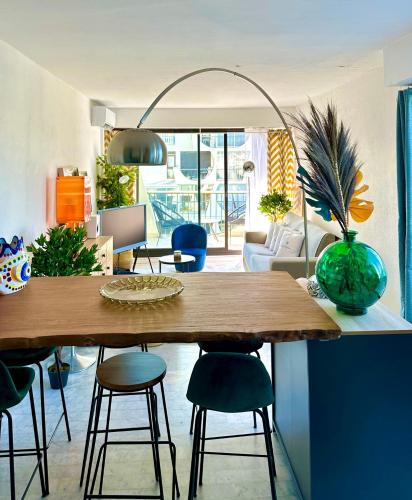 un salon avec une table et des chaises dans l'établissement Appartement chic & design sur le port, à La Grande Motte