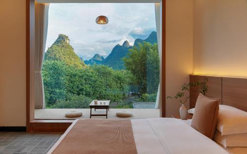 Nespecifikovaný výhled na hory nebo výhled na hory při pohledu z hotelu