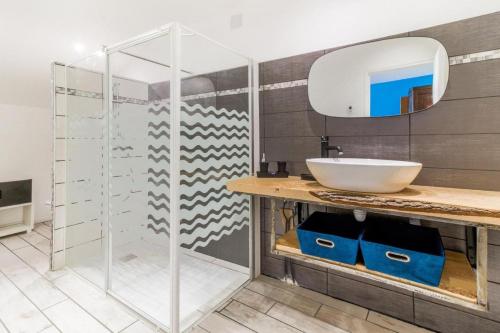 une salle de bain avec un lavabo et un miroir dans l'établissement Gîte - Relais de Soubeille - Nature - Comminges Pyrenees, à Boulogne-sur-Gesse