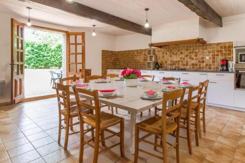 une salle à manger avec une table et des chaises dans une cuisine dans l'établissement Gîte - Relais de Soubeille - Nature - Comminges Pyrenees, à Boulogne-sur-Gesse