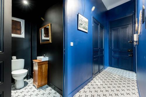 une salle de bain bleue avec des toilettes et un lavabo dans l'établissement Noa house, à Nice