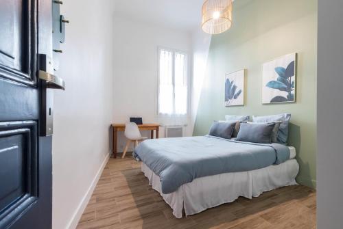 une chambre avec un lit et un bureau dans l'établissement Noa house, à Nice
