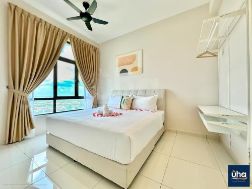 Un dormitorio con una cama blanca con ventilador de techo. en D'Summit by RR JBcity, en Johor Bahru