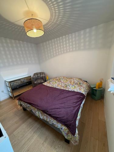 une chambre avec un lit dans une pièce avec un plafond dans l'établissement Maison proche du centre, à La Rochelle