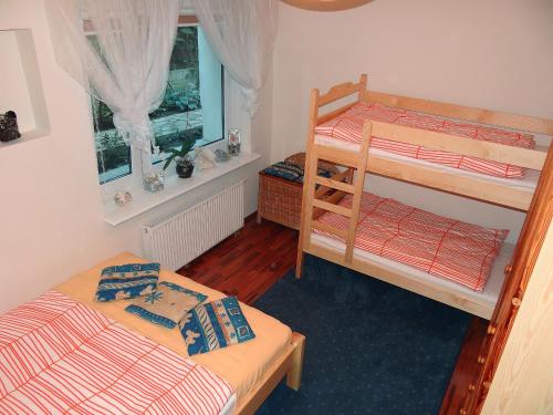 グディニャにあるApartament Nadmorski Orłowoのベッドルーム1室(二段ベッド2台、窓付)が備わります。