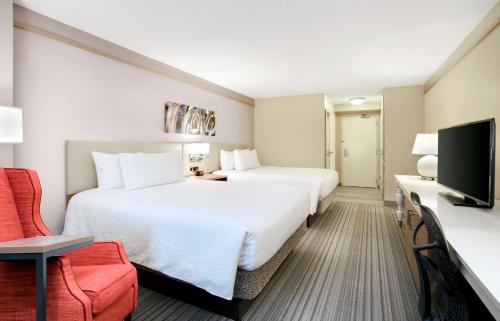TV a/nebo společenská místnost v ubytování Hilton Garden Inn Saratoga Springs