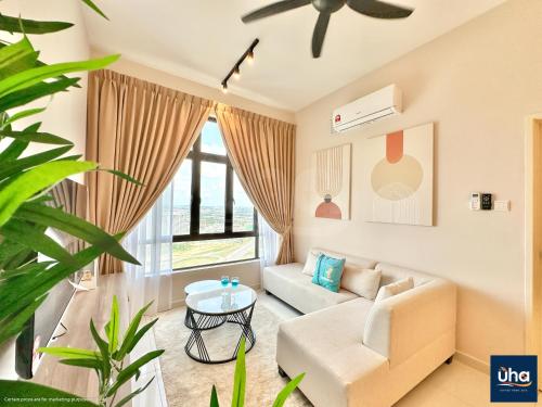 una sala de estar con un sofá y una mesa en D'Summit by RR JBcity, en Johor Bahru