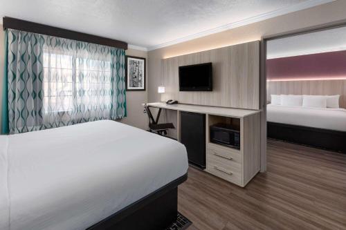 Postel nebo postele na pokoji v ubytování La Quinta by Wyndham North Orem