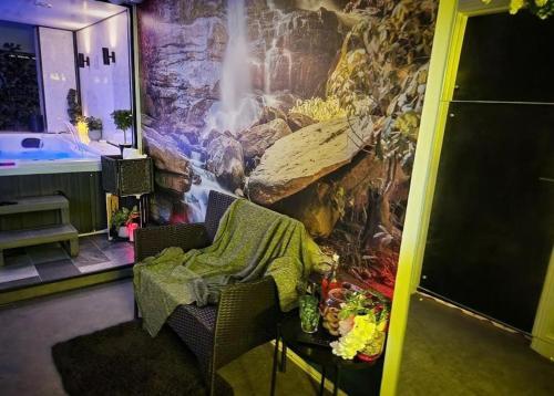 Ruang duduk di Exotic Jacuzzi Apartment with Balcony and Parking