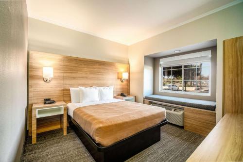 Postel nebo postele na pokoji v ubytování Quality Inn Chandler I-10