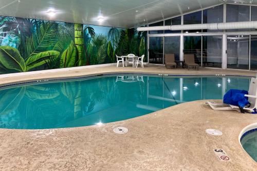 Piscina de la sau aproape de Quality Inn & Suites Bellville - Mansfield