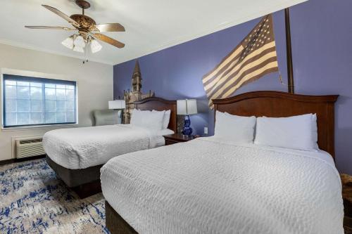 Letto o letti in una camera di Clarion Pointe Sulphur Springs