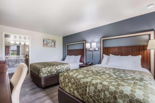 Ένα ή περισσότερα κρεβάτια σε δωμάτιο στο Econo Lodge Neenah