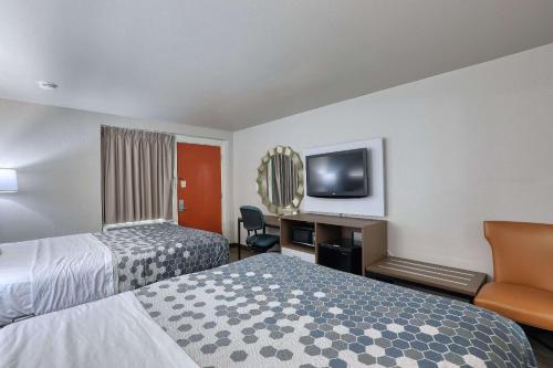 Ένα ή περισσότερα κρεβάτια σε δωμάτιο στο Econo Lodge Neenah