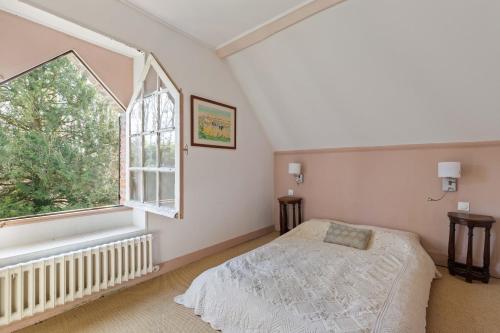 Postel nebo postele na pokoji v ubytování Propriété bucolique avec deux maisons, une piscine chauffée et un vaste verger