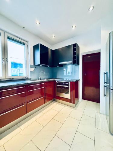 Cozy Rooms in a Villa for Groups, 16-Mins to Blumengärtenにあるキッチンまたは簡易キッチン