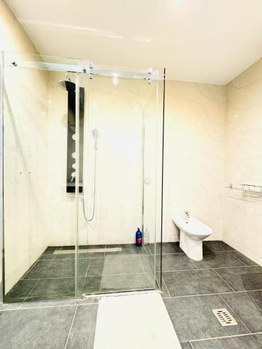 Cozy Rooms in a Villa for Groups, 16-Mins to Blumengärtenにあるバスルーム