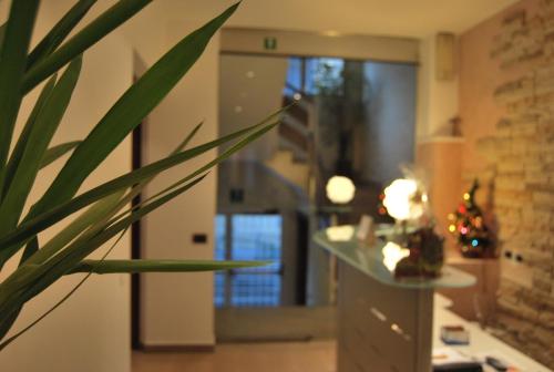 una habitación con una maceta y un árbol de Navidad en Villamelchiorre 1, en Milán
