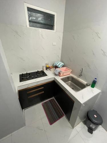 Η κουζίνα ή μικρή κουζίνα στο Semangat Homestay