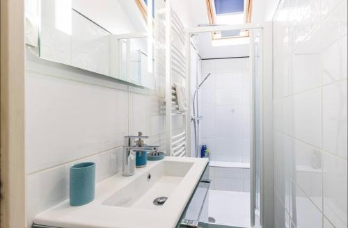 une salle de bain blanche avec un lavabo et une douche dans l'établissement Duplex center of Nice with AC, à Nice