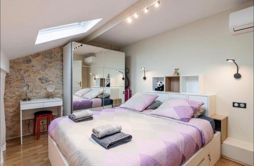 une chambre avec deux lits et un miroir dans l'établissement Duplex center of Nice with AC, à Nice