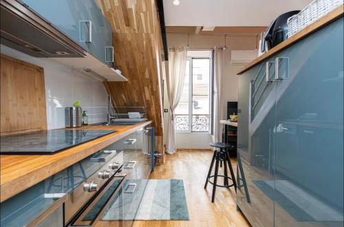 une cuisine avec des armoires bleues et un comptoir dans l'établissement Duplex center of Nice with AC, à Nice
