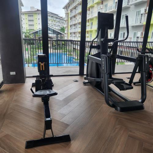 Фитнес-центр и/или тренажеры в Condo Azur Suites A125 Amani Resorts Residences , 5 minutes Airport, Netflix, Stylish, Cozy with Luxurious Swimming Pool