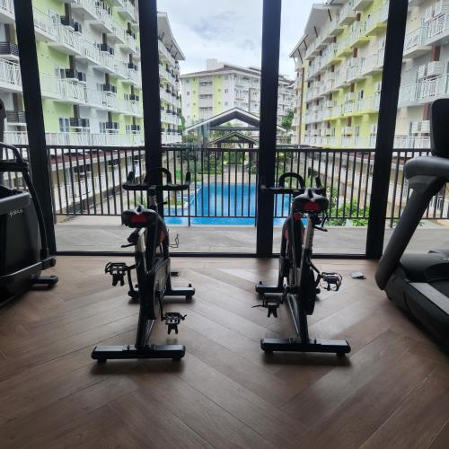Фитнес-центр и/или тренажеры в Condo Azur Suites A125 Amani Resorts Residences , 5 minutes Airport, Netflix, Stylish, Cozy with Luxurious Swimming Pool