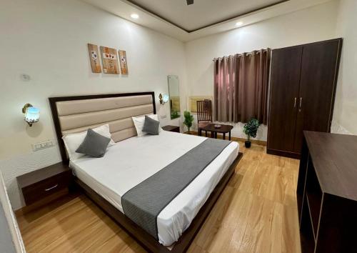 Postel nebo postele na pokoji v ubytování Sparkle Jaipur