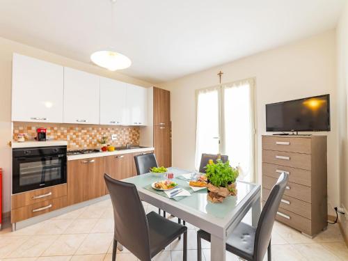 a kitchen and dining room with a table and chairs at Nettes Appartement In Civezza Mit Privatem Garten in Civezza
