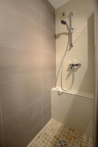 une douche avec pommeau de douche dans une salle de bain dans l'établissement Joli studio, à Lyon