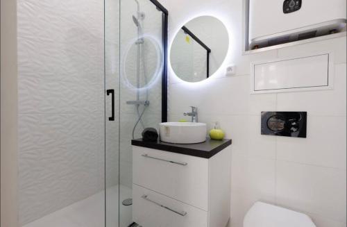 une salle de bain blanche avec une douche et un lavabo dans l'établissement 1 bed, center of Nice with AC, à Nice