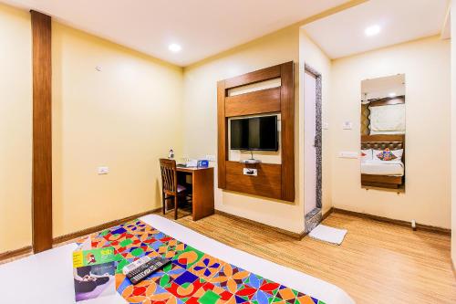 TV a/nebo společenská místnost v ubytování FabExpress Arton Suite - Nr Mumbai International Airport