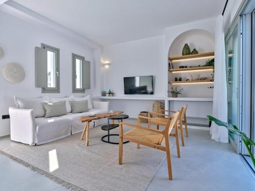 The bright and elegant Villa Akira