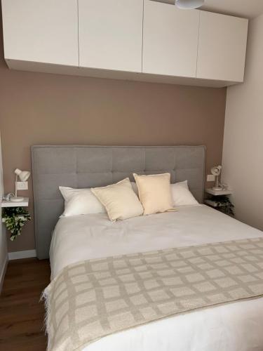 a bedroom with a large bed with white pillows at Casa Vacanze Everest in Paluzza