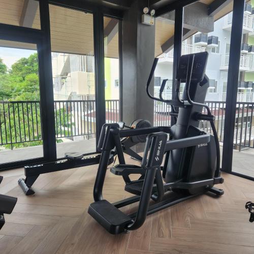Фитнес-центр и/или тренажеры в Condo Azur Suites A125 Amani Resorts Residences , 5 minutes Airport, Netflix, Stylish, Cozy with Luxurious Swimming Pool
