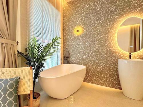 Ένα μπάνιο στο The Luxurious 60 Qatar