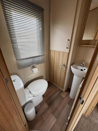 Ένα μπάνιο στο Snowdon View, White Tower Holiday Park