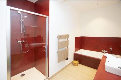 une salle de bain avec une douche, une baignoire et un lavabo dans l'établissement La Villa des Rouvières, à LʼÉtoile