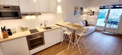Dapur atau dapur kecil di F2 apartment in residence with swimming pool