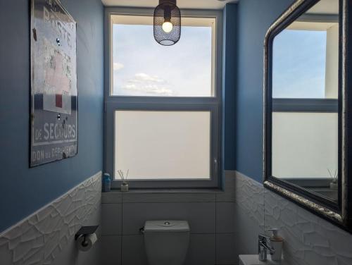 Ένα μπάνιο στο Gite de l 'Atelier Déco indus