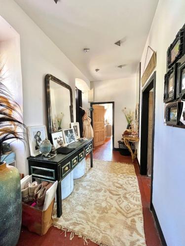 Cette chambre comprend un miroir et une commode. dans l'établissement Superbe maison de charme vue mer, à Corbara