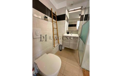 une salle de bain avec des toilettes blanches et un lavabo dans l'établissement Studio Bis Rivages 100m de la plage, lumineux, à Calvi