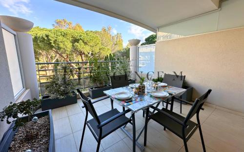 une table et des chaises sur un balcon avec vue dans l'établissement Studio Bis Rivages 100m de la plage, lumineux, à Calvi