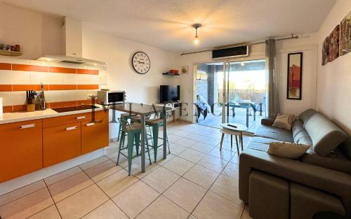 une cuisine et un salon avec un canapé et une table dans l'établissement Appartement Donateo Proche plage & ville, à Calvi