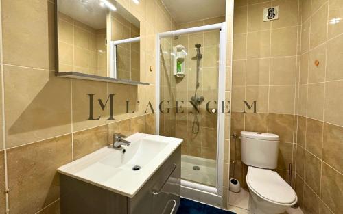 une salle de bain avec un lavabo, des toilettes et une douche dans l'établissement Appartement Donateo Proche plage & ville, à Calvi