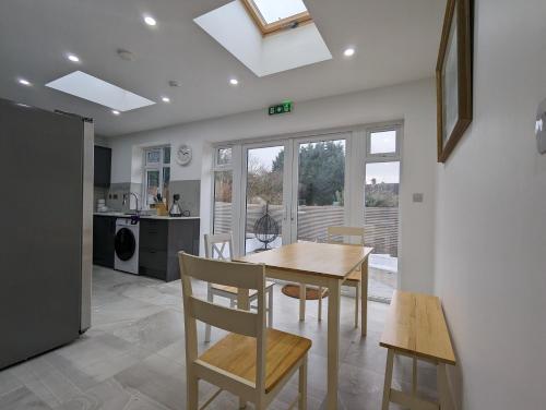 Kuchyň nebo kuchyňský kout v ubytování 5 Ensuite Bedroom House Near Centre Free Parking