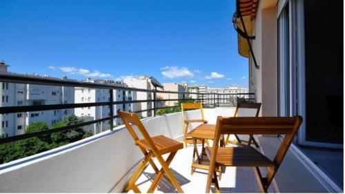 3 chaises sur un balcon avec vue sur la ville dans l'établissement Stylish 3P, 2 pas la Croisette, à Cannes